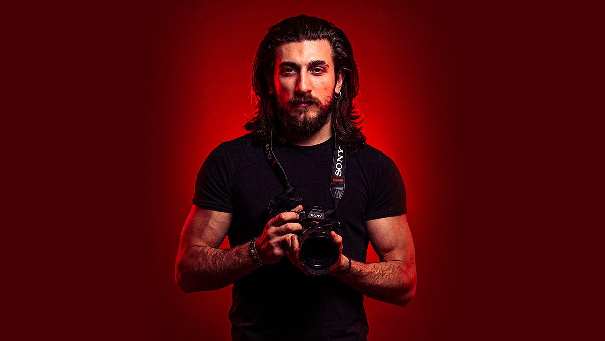 Ritratto di Alex Russo con la macchina fotografica